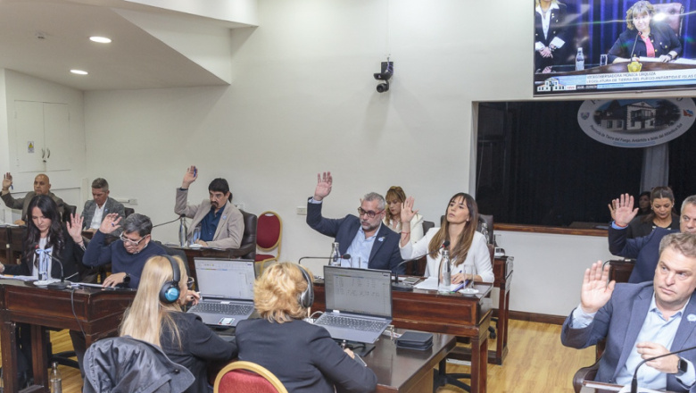 Proponen que concejales y legisladores comiencen las sesiones rezando