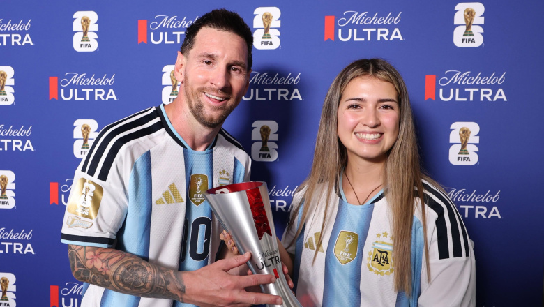 Una influencer fueguina le entregó un trofeo a Messi en Dallas: “El mejor día de mi vida”