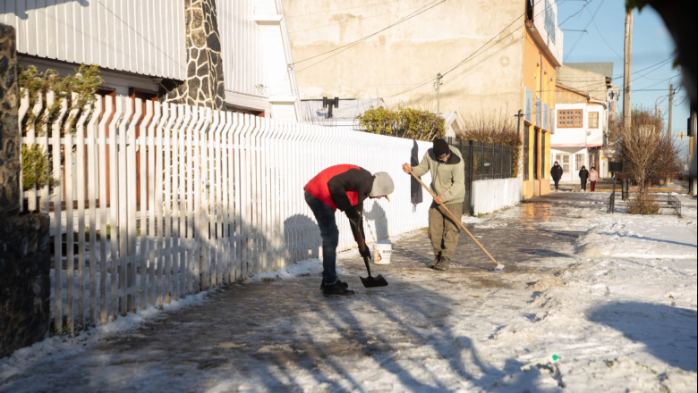 Recuerdan a frentistas mantener las veredas limpias de nieve, hielo y escarcha en Río Grande