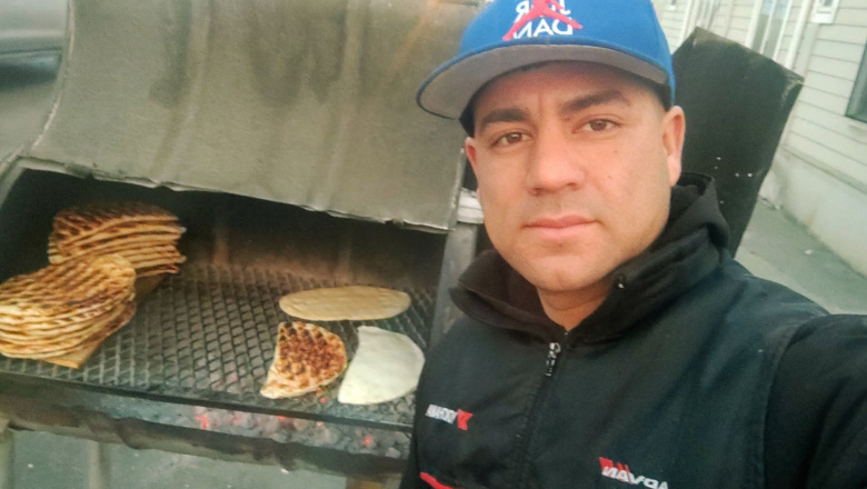 Misael vende tortillas para ganarse la vida, pero también las regala a quienes no tienen trabajo en Río Grande