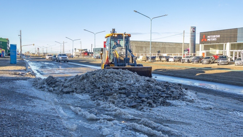 Intensifican las tareas de limpieza de hielo y escarcha en distintos sectores de Río Grande