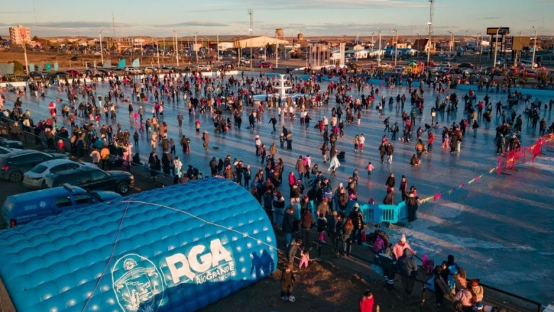 "Invierno Activo": cientos de familias disfrutaron de la pista de patinaje del Cono de Sombra