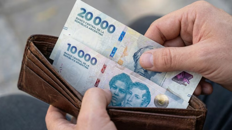 Menos recursos, más gastos: cayó el ingreso disponible de las familias en mayo y quedó 16,5% por debajo de 2023