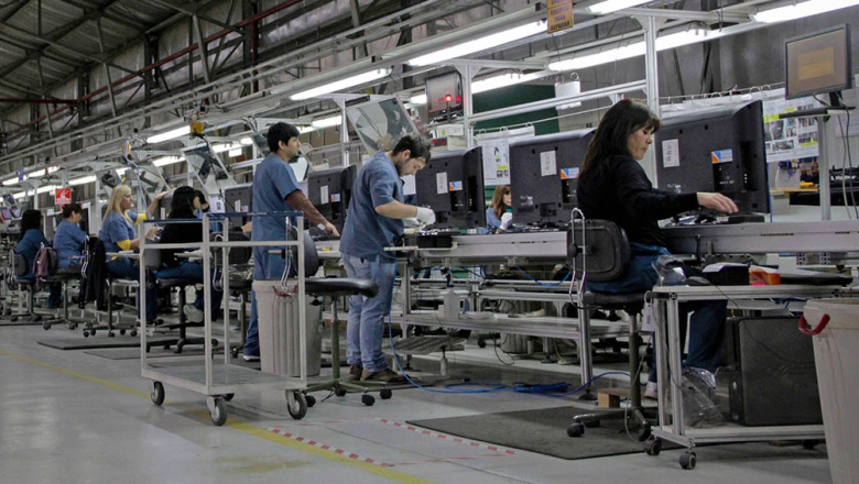 Industria eléctrica y electrónica, en picada: cayó 44% la producción y el empleo sigue en retroceso