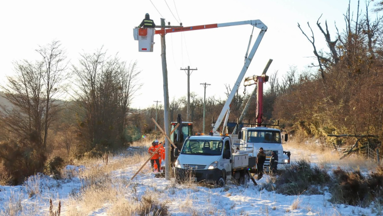 La DPE completó el recambio de postes y la renovación de un tramo de la red eléctrica en Tolhuin