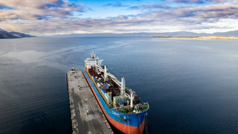 Arribó el buque con más de 6 mil toneladas de equipamiento para la nueva usina de Ushuaia