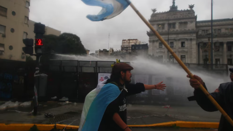 Marcha contra la ley de propiedad privada: tensión entre la policía y los manifestantes afuera del Congreso