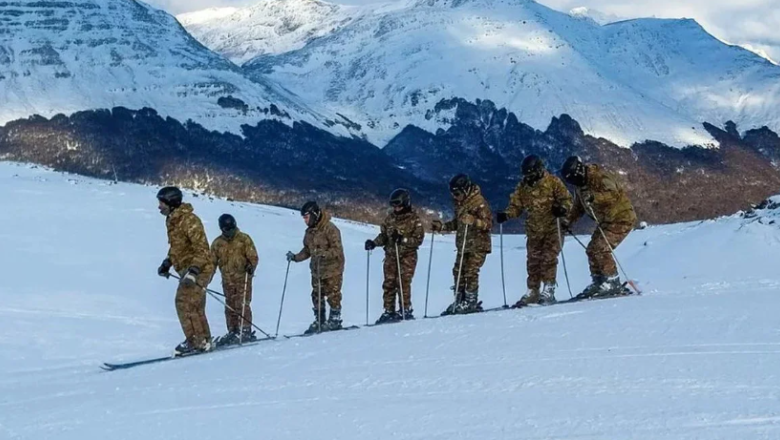 Infantes de Marina se adiestran en supervivencia y esquí en los valles de Ushuaia