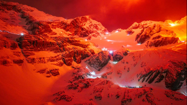 Una postal inolvidable en Ushuaia: más de cien antorchas iluminaron el cerro Martial