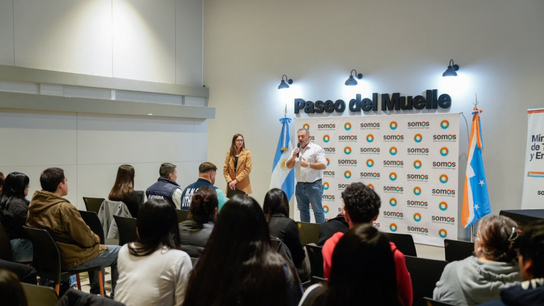 Gobierno entregó certificados de capacitación hotelera y gastronómica en Río Grande