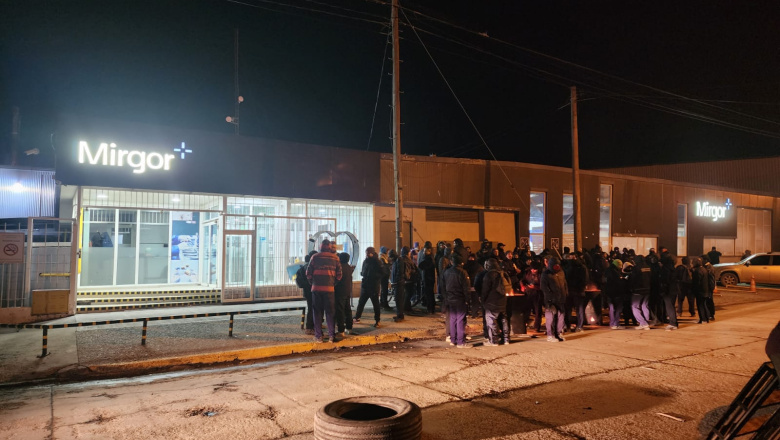 Reclamo en las puertas de Mirgor por la desvinculación de cerca de 300 trabajadores