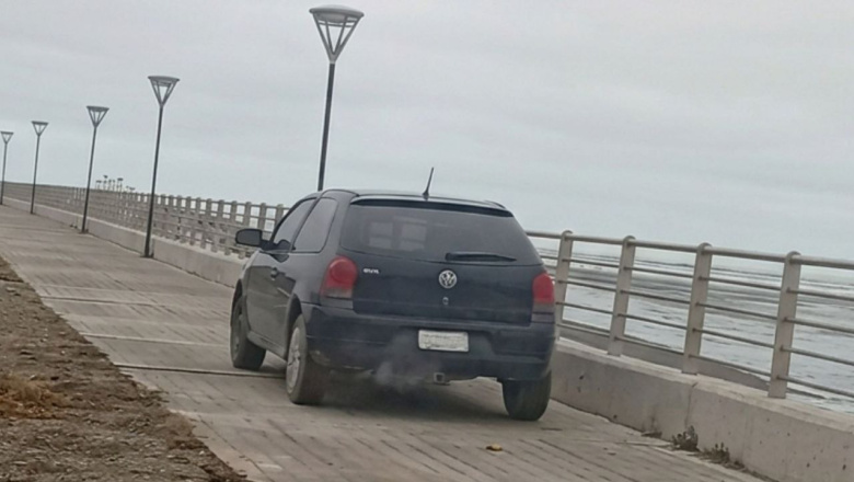 Multarán a vecino que circuló en vehículo por la vía peatonal en la costanera y arrojó escombros