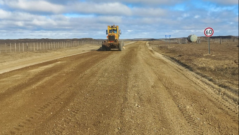 Vialidad provincial trabaja en la Ruta 7 de Río Grande y piden que se deje de arrojar basura