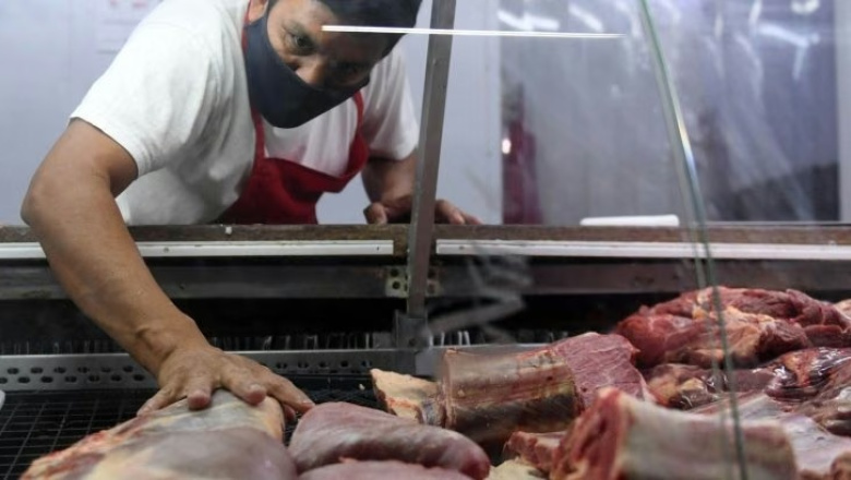 El consumo masivo cayó 4,9% interanual en agosto y encadenó una racha negativa de nueve meses