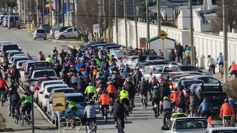 El último adiós a Mariano Coronel: una multitud de ciclistas lo acompañó hasta el cementerio