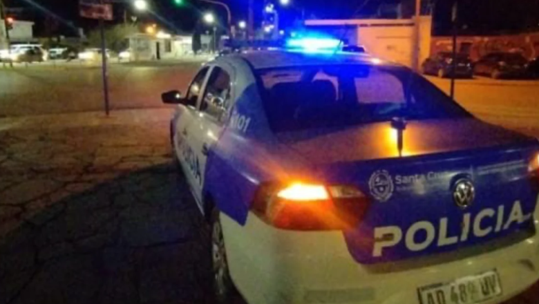 Dejó a su hija de siete años encerrada en un auto y se fue al boliche