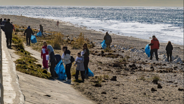 Vecinos y vecinas realizaron una jornada de limpieza en la costa de Río Grande