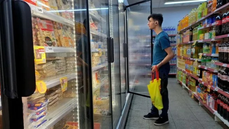 El consumo masivo volvió a caer en agosto y acumula una baja del 2,7% en lo que va del año