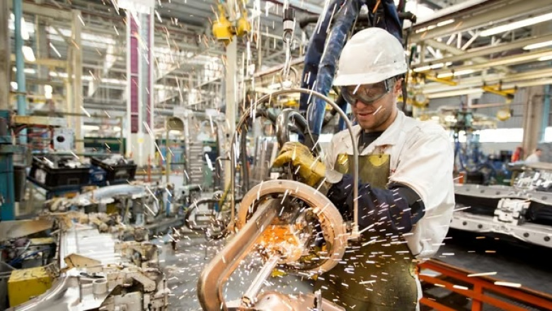 La industria profundiza su crisis: sufrió un nuevo retroceso en agosto y acumula una caída del 3% en el año