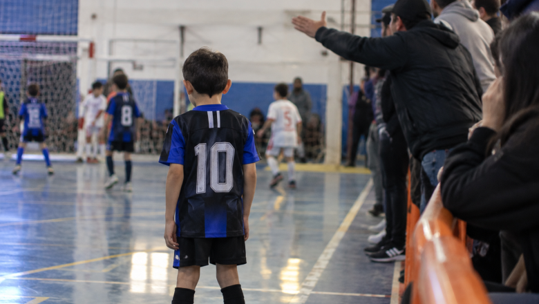 Fútbol infantil en Río Grande: un llamado a los adultos para dejar jugar a los chicos sin presiones