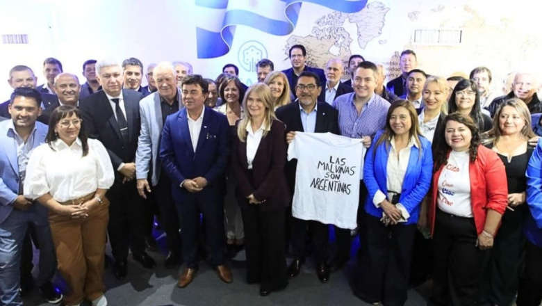 Perez llevó a la FAM el reclamo judicial por la explotación ilegal del petróleo de Malvinas