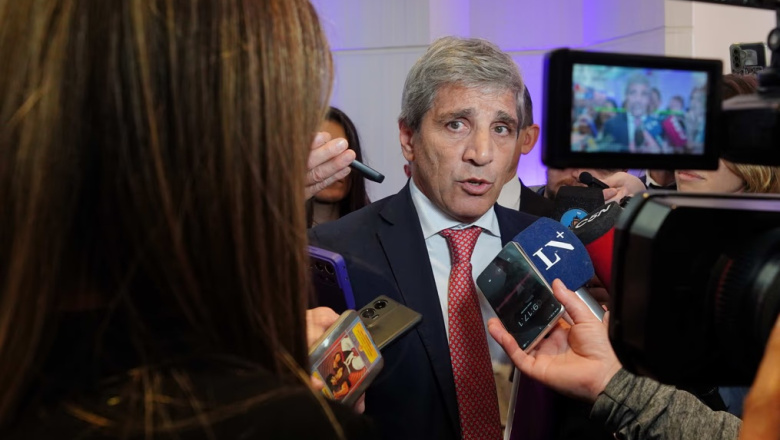 Luis Caputo negó rumores sobre su salida del gabinete: "Quédate tranquilo que no voy a renunciar"