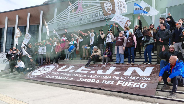 Judiciales fueguinos profundizan medidas de fuerza ante indiferencia del Superior Tribunal
