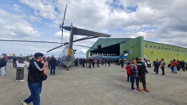 Miles de riograndenses acompañaron jornada de la Armada para conocer aviones y helicópteros