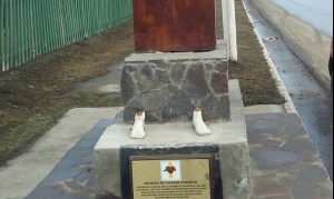 Vandalismo: Derribaron una escultura que homenajeaba al pueblo Selknam