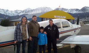El Aeroclub Ushuaia regaló vuelos a chicos en homenaje a un piloto fallecido