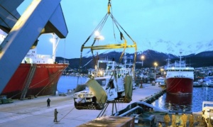 Campaña antártica: realizan tareas de logística en el puerto de Ushuaia