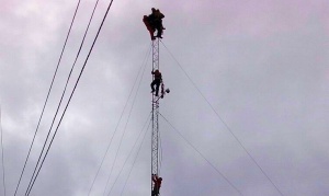 Dramático rescate de una joven que subió a una antena en la Plaza de las Américas