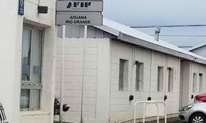 Aduana: Liberaban autos para sacarlos de la isla sin pagar impuestos