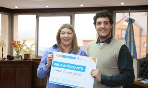 Becaron a Ismael Caiazza, el joven que viajaba todos los días a dedo para estudiar