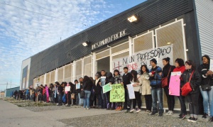 Estudiantes y docentes realizaron un "abrazo solidario" en el IPES