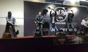 Con el tradicional "guitar smash" quedó inaugurado el Hard Rock Café Ushuaia