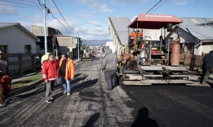 Ushuaia: Comenzó la pavimentación de calle Perón desde 12 de octubre