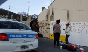Hacían pintadas políticas en una escuela, la justicia las obligó a blanquear el muro