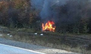 Se incendió una camioneta de Gobierno que trasladaba kits escolares