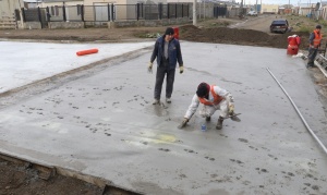 Historia repetida: desconocidos dañaron una calle recién pavimentada
