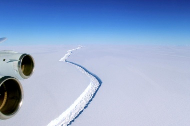 Gigantesco iceberg a punto de separarse de la Antártida
