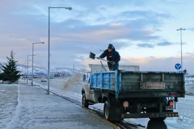 Ushuaia: Cuadrillas despejan escaleras y espacios públicos de hielo y nieve