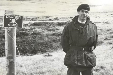Los caídos en Malvinas: la increíble historia del hombre que enterró los cuerpos