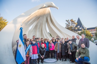 Plaza Cívica: Vuoto inauguró el monumento a los pioneros y antiguos pobladores