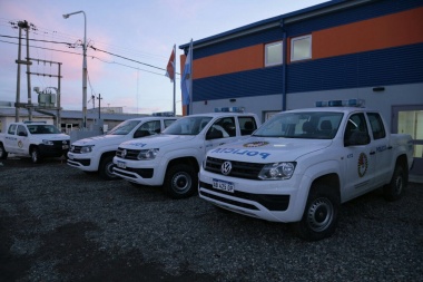 Gobierno entregó cuatro nuevas camionetas a la Comisaría de la Margen Sur