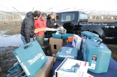 Bertone entregó vehículos y herramientas a la Unidad de Manejo del Fuego