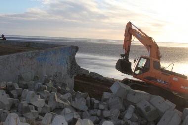 Trabajan en la reparación de un tramo del muro costanero afectado por la erosión del mar