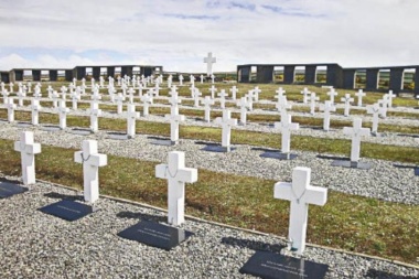 Finalizaron los trabajos de identificación de los restos de soldados argentinos enterrados en el cementerio de Darwin