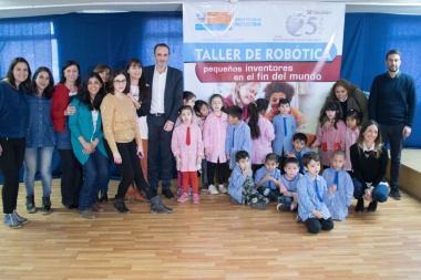 Caballero encabezó el cierre del Taller de Robótica "Pequeños Inventores en el Fin del Mundo"