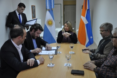 Puerto Caleta La Misión: Bertone firmó el convenio con la Corporación Andina de Fomento